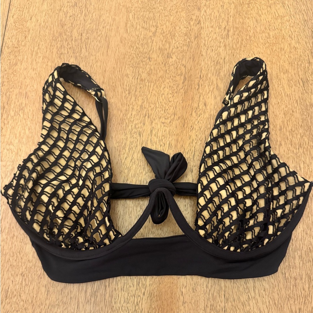 Beach bunny bikini set. NWOT 

Top- size med

Bottom- size large